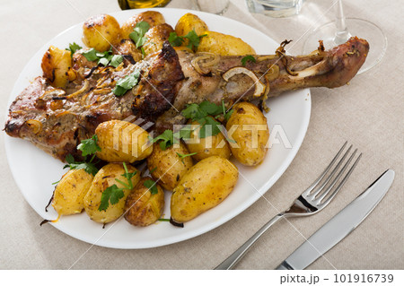 Lamb leg served with potatoes 101916739