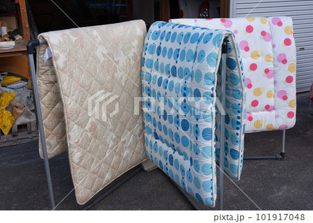 田舎の布団干し 101917048