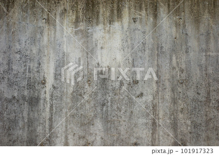 年月を経た打ちっ放しのコンクリートの外壁　b-2-1 標準色 101917323