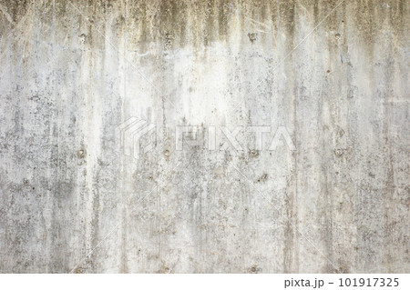 年月を経た打ちっ放しのコンクリートの外壁　b-2-3 標準色明るめ 101917325