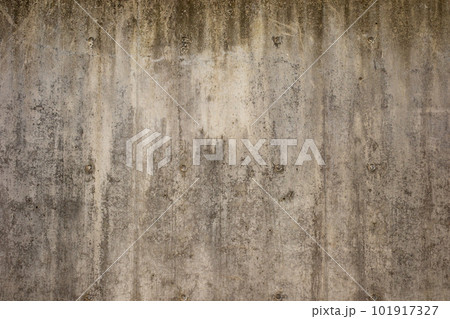 年月を経た打ちっ放しのコンクリートの外壁　b-3-2 暖色 101917327