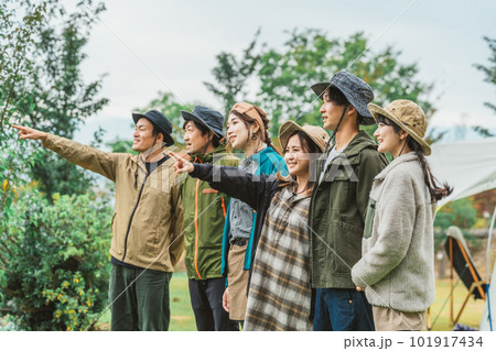 アウトドア系の遊び・登山・キャンプをする男女のキャンパー 101917434