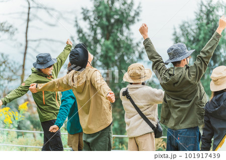 キャンプ・グランピング・登山などの自然の中で遊ぶ趣味を持つ男女のアジア人キャンパーの仲間の後ろ姿 キャンプ・グランピング・登山などの自然の中で遊ぶ趣味を持つ男女のアジア人キャンパーの仲間の後ろ姿 101917439