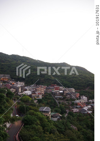 台湾 九份の山と街の夕景 台湾 九份の山と街の夕景 101917631