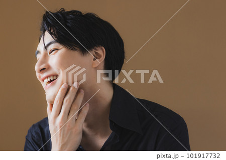 黒いドレスシャツの男性 黒いドレスシャツの男性 101917732