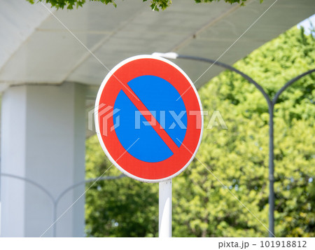 道路標識(規制標識)「駐車禁止」。 101918812