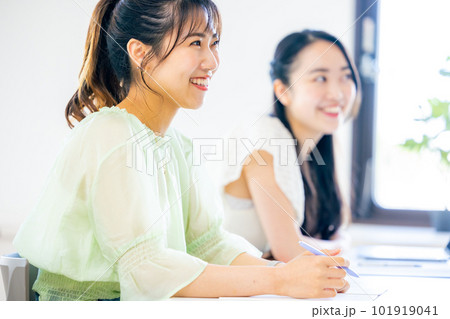 授業を聞く大学生 101919041