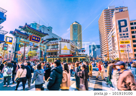 日本の横浜都市景観 コロナ禍前の賑わい・横浜中華街。朝陽門やあかいくつ号、マンションなどを望む=4日 日本の横浜都市景観 コロナ禍前の賑わい・横浜中華街。朝陽門やあかいくつ号、マンションなどを望む=4日 101919100