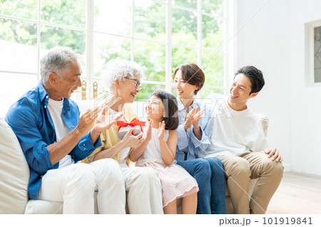 三世代家族　母の日 101919841