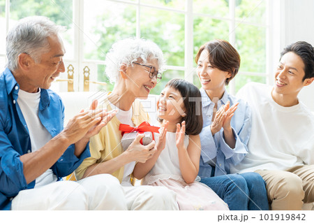 三世代家族　母の日 101919842