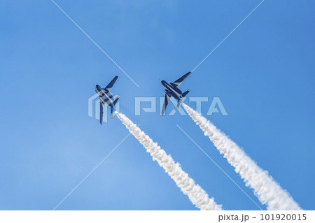 青空と松島基地のブルーインパルス 宮城県東松島市 青空と松島基地のブルーインパルス 宮城県東松島市 101920015
