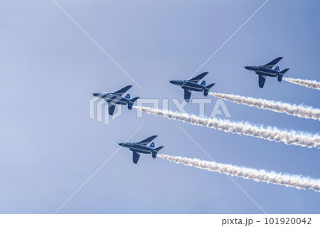 青空と松島基地のブルーインパルス 宮城県東松島市 青空と松島基地のブルーインパルス 宮城県東松島市 101920042