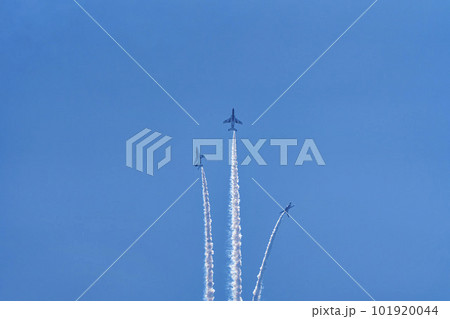 青空と松島基地のブルーインパルス 宮城県東松島市 青空と松島基地のブルーインパルス 宮城県東松島市 101920044