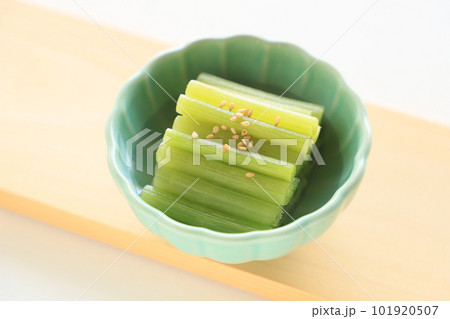 翡翠色が美しい、ふきのお浸し 101920507