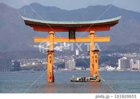 安芸の宮島　厳島神社の赤い大鳥居 101920655
