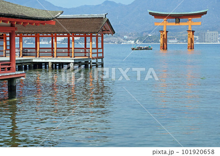 安芸の宮島　厳島神社の赤い大鳥居 101920658