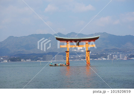 安芸の宮島 厳島神社の赤い大鳥居 安芸の宮島 厳島神社の赤い大鳥居 101920659
