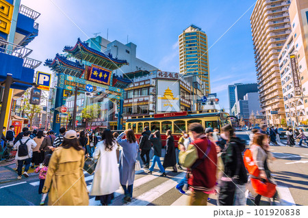 日本の横浜都市景観 コロナ禍前の賑わい・横浜中華街。朝陽門やあかいくつ号、マンションなどを望む＝4日 101920838