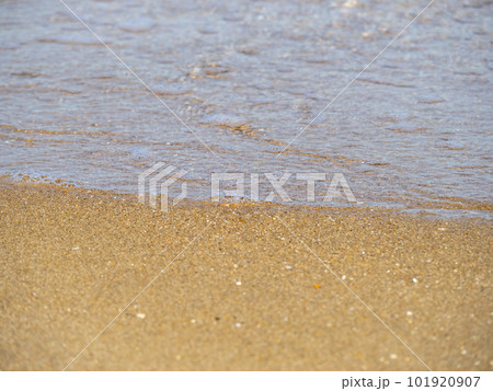 透明で美しい海の波打ち際のアップ。 101920907
