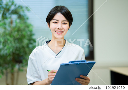 問診する女性医師 問診する女性医師 101921050