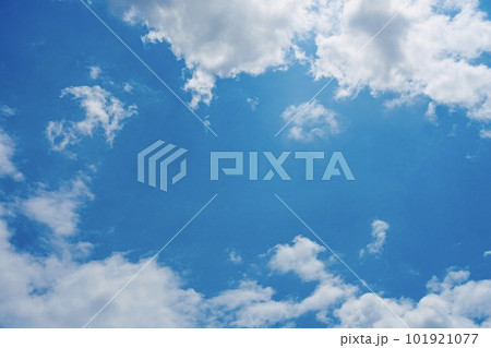 白い雲と青空　空の背景素材	 101921077
