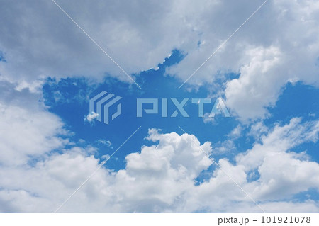 白い雲と青空 空の背景素材 白い雲と青空 空の背景素材 101921078