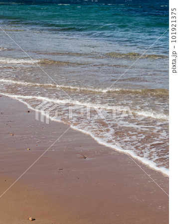Azure sea coast on South of France with reddish plage 101921375
