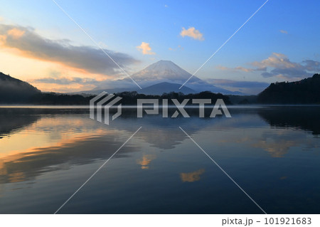 春の夜明けに山梨県精進湖から望む霊峰富士 春の夜明けに山梨県精進湖から望む霊峰富士 101921683