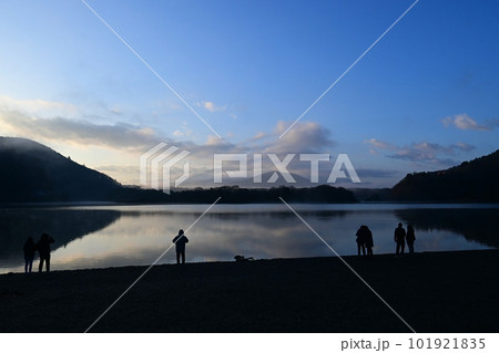 春に山梨県の精進湖畔で夜明けを待つ人達 春に山梨県の精進湖畔で夜明けを待つ人達 101921835