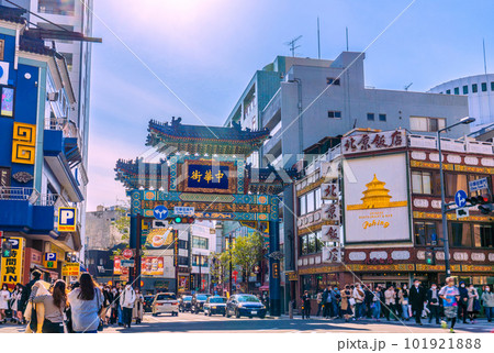 日本の横浜都市景観 賑わう横浜中華街・朝陽門などを望む 日本の横浜都市景観 賑わう横浜中華街・朝陽門などを望む 101921888