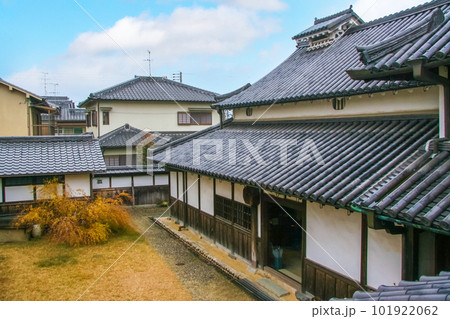 瓦葺きの伝統的な日本家屋 瓦葺きの伝統的な日本家屋 101922062