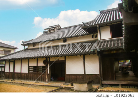 伝統的な木造の日本家屋 伝統的な木造の日本家屋 101922063