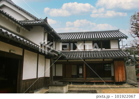 伝統的な木造の日本家屋 伝統的な木造の日本家屋 101922067