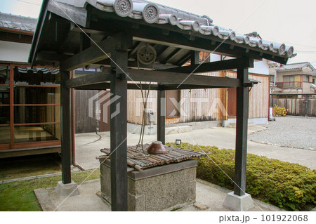 伝統的な日本家屋にある古い井戸 伝統的な日本家屋にある古い井戸 101922068