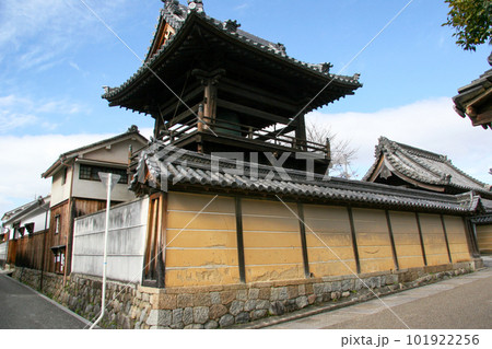 大阪府・富田林寺内町の一角に残るお寺の古い鐘楼 大阪府・富田林寺内町の一角に残るお寺の古い鐘楼 101922256