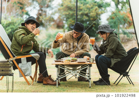 男友達とキャンプ場でビールを持って乾杯するアジア人キャンパー 男友達とキャンプ場でビールを持って乾杯するアジア人キャンパー 101922498
