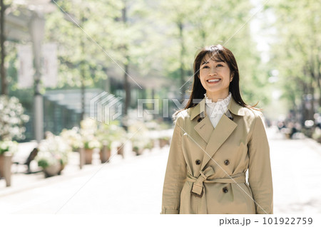 街を歩くトレンチコートを着た若い女性 街を歩くトレンチコートを着た若い女性 101922759