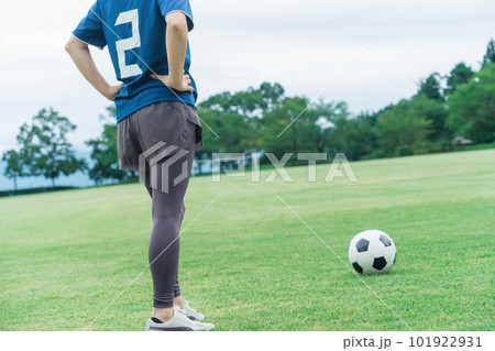 サッカー・フットサルをするゴールを狙う女性の後ろ姿 サッカー・フットサルをするゴールを狙う女性の後ろ姿 101922931