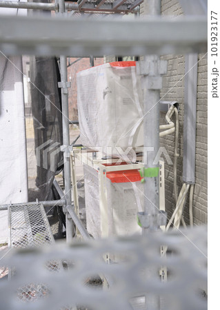 住宅リフォームの様子 外壁塗装のための養生 101923177