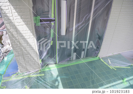 住宅リフォームの様子 外壁塗装のための養生 住宅リフォームの様子 外壁塗装のための養生 101923183