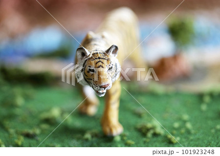 自然のジオラマにディスプレーされた虎のフィギア 101923248
