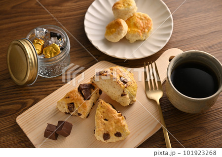 美味しそうな手作りチョコとブルーベリーのスコーン　俯瞰 101923268
