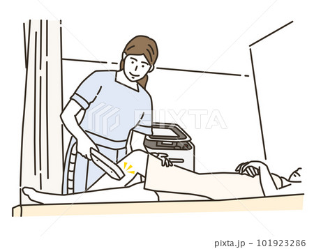 脱毛の施術を受ける若い女性とセラピスト 脱毛の施術を受ける若い女性とセラピスト 101923286