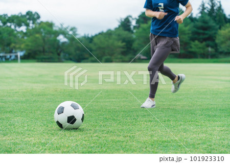 サッカーボールをドリブルする女性の足元 サッカーボールをドリブルする女性の足元 101923310