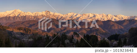 《長野県》残雪の春の北アルプス・モルゲンロート 101923643