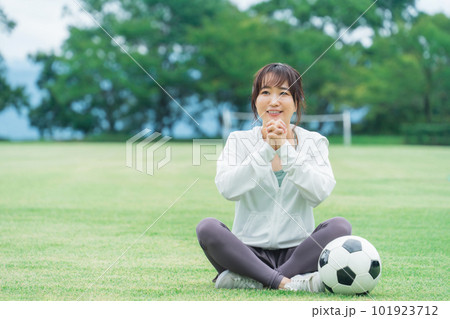 祈るように応援するサッカーファン・サポーターの日本人女性 101923712