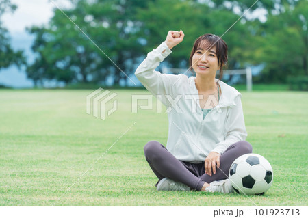 サッカーで勝利してガッツポーズするサッカーファン・サポーターの日本人女性 101923713