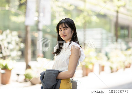街を歩く若い女性 街を歩く若い女性 101923775