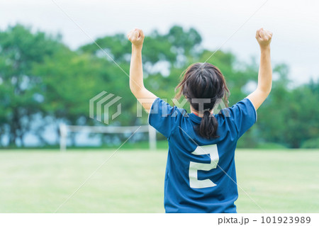 サッカー場でフットサル・サッカーで勝利して喜ぶサッカー選手の女性 101923989