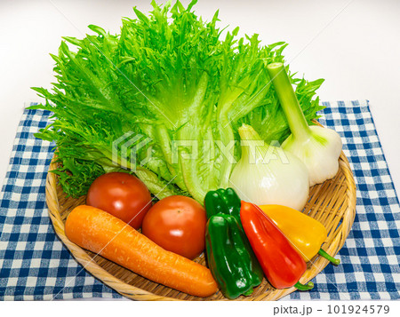 夏野菜のかご盛りの写真素材 [101924579] - PIXTA